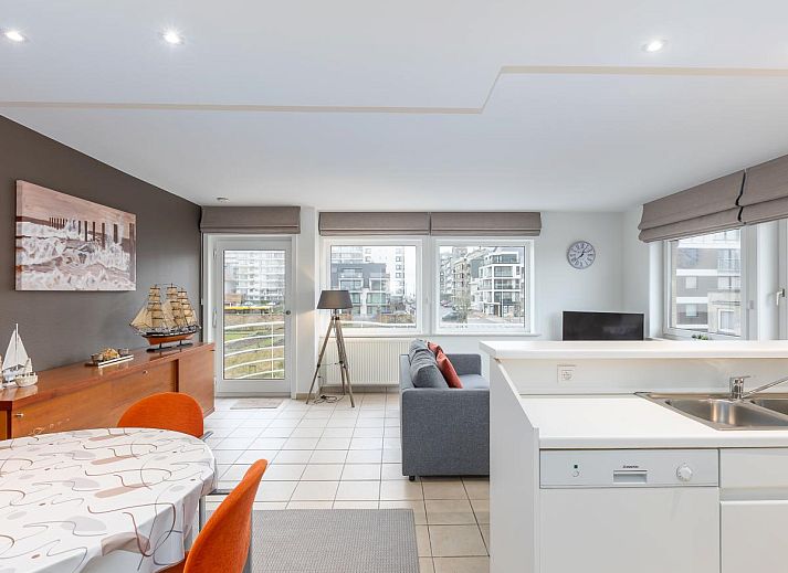 Blick vom Balkon des Ferienhauses Duindal I - 0201 in Middelkerke, Westflandern, mit moderner Architektur und gruener Umgebung.
