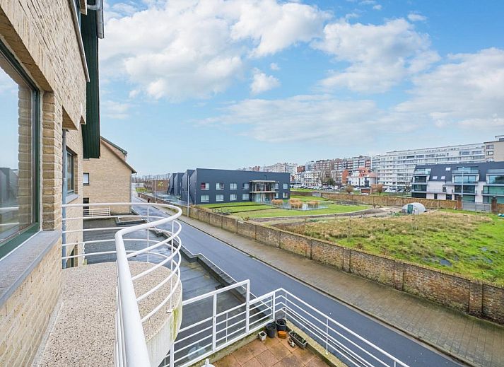 Blick vom Balkon des Ferienhauses Duindal I - 0201 in Middelkerke, Westflandern, mit moderner Architektur und gruener Umgebung.