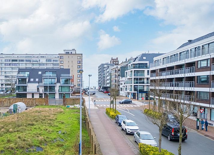 Blick vom Balkon des Ferienhauses Duindal I - 0201 in Middelkerke, Westflandern, mit moderner Architektur und gruener Umgebung.