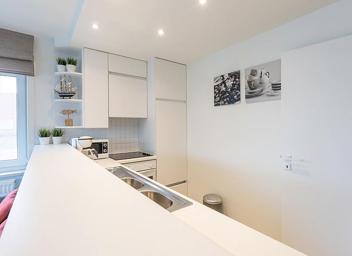 Blick vom Balkon des Ferienhauses Duindal I - 0201 in Middelkerke, Westflandern, mit moderner Architektur und gruener Umgebung.
