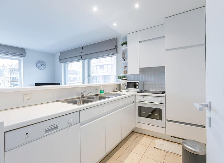 Gemuetliches Wohnzimmer in Duindal I - 0201, einem Ferienhaus in Middelkerke, Westflandern, mit moderner Einrichtung und bequemer Sitzecke.