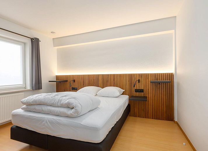 Gemuetliches Wohnzimmer in Duindal I - 0201, einem Ferienhaus in Middelkerke, Westflandern, mit moderner Einrichtung und bequemer Sitzecke.
