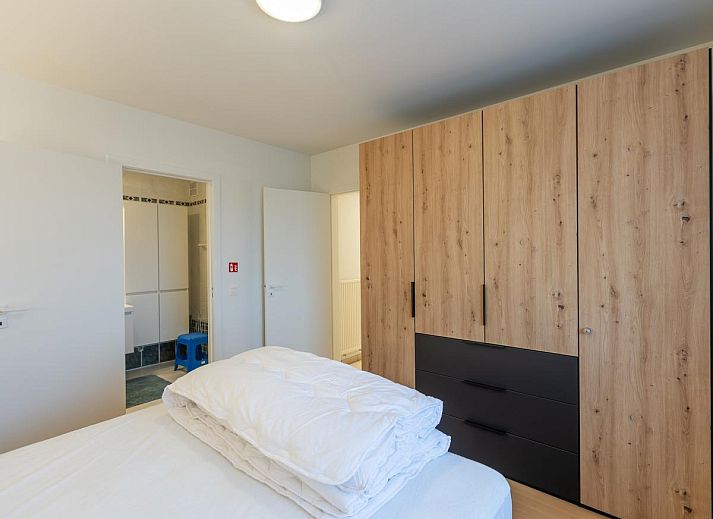 Gemuetliches Wohnzimmer in Duindal I - 0201, einem Ferienhaus in Middelkerke, Westflandern, mit moderner Einrichtung und bequemer Sitzecke.