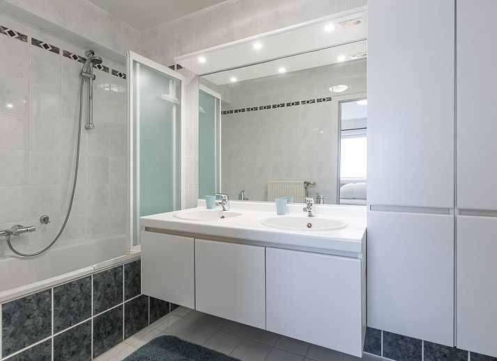 Gemuetliches Wohnzimmer in Duindal I - 0201, einem Ferienhaus in Middelkerke, Westflandern, mit moderner Einrichtung und bequemer Sitzecke.