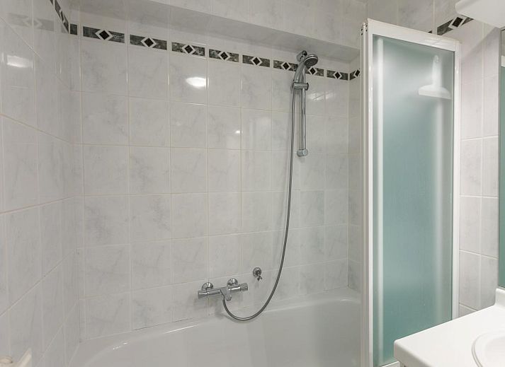 Gemuetliches Wohnzimmer in Duindal I - 0201, einem Ferienhaus in Middelkerke, Westflandern, mit moderner Einrichtung und bequemer Sitzecke.