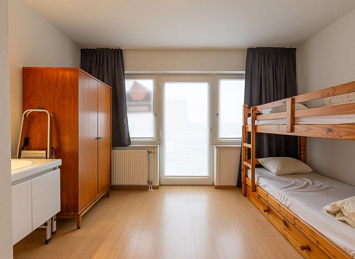 Gemuetliche Essecke in Duindal I - 0201, einem Ferienhaus in Middelkerke, Westflandern. Moderne Einrichtung mit maritimer Dekoration.