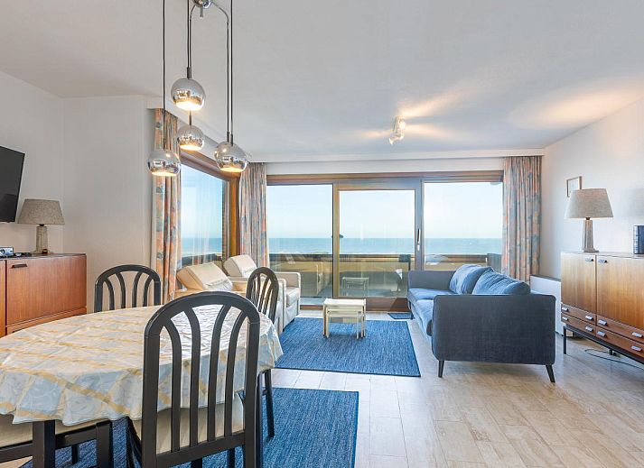 Helles Wohnzimmer des Ferienhauses Dunekant - 0203 + park.6 in Middelkerke, Westflandern, mit Meerblick und gemuetlicher Sitzecke.
