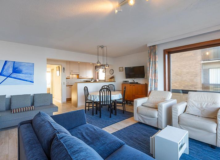 Helles Wohnzimmer des Ferienhauses Dunekant - 0203 + park.6 in Middelkerke, Westflandern, mit Meerblick und gemuetlicher Sitzecke.