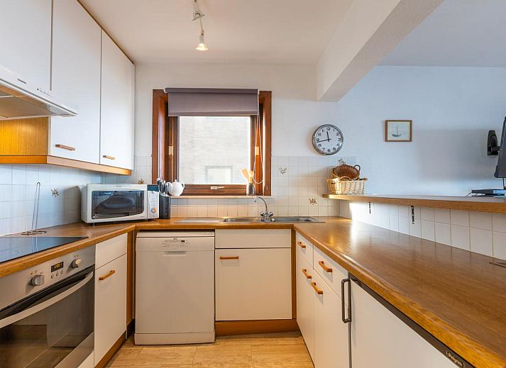 Helles Wohnzimmer des Ferienhauses Dunekant - 0203 + park.6 in Middelkerke, Westflandern, mit Meerblick und gemuetlicher Sitzecke.