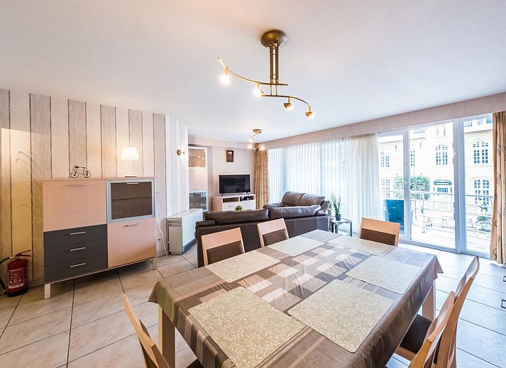 Gemuetliches Wohnzimmer im Ferienhaus Franklin - 0101, Middelkerke, mit geraeumiger Essecke und gemuetlicher Sitzecke am Fenster.