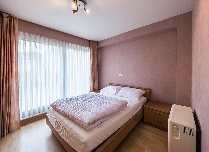 Gemuetliches Wohnzimmer im Ferienhaus Franklin - 0101, Middelkerke, mit geraeumiger Essecke und gemuetlicher Sitzecke am Fenster.