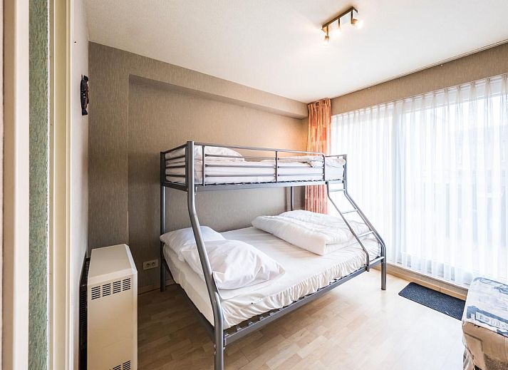 Geraeumiges Wohnzimmer im Ferienhaus Franklin - 0101, Middelkerke, Westflandern. Gemuetliche Sitzecke mit modernen Moebeln und viel Licht.