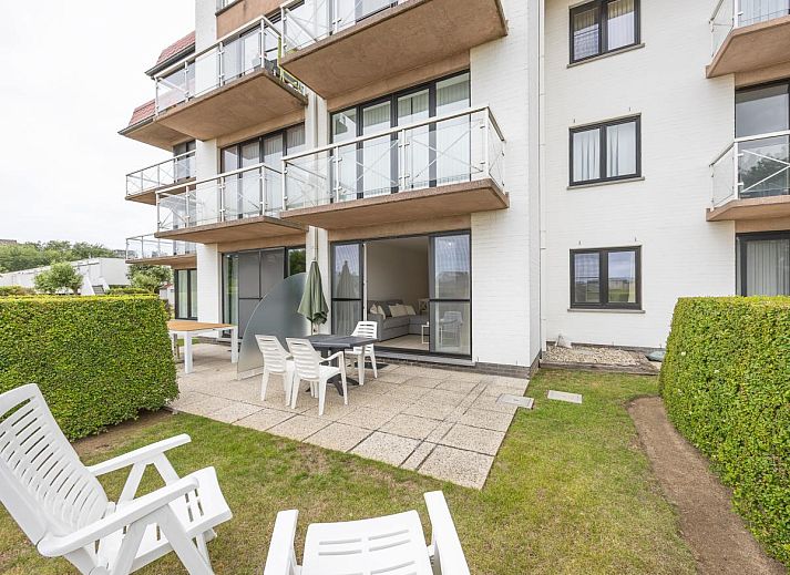 Helles Wohnzimmer im Ferienhaus Green Garden Block 7 - 0002 box 134 in Middelkerke, Westflandern mit Blick auf Terrasse und Garten.