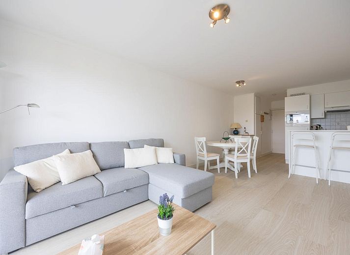 Helles Wohnzimmer im Ferienhaus Green Garden Block 7 - 0002 box 134 in Middelkerke, Westflandern mit Blick auf Terrasse und Garten.
