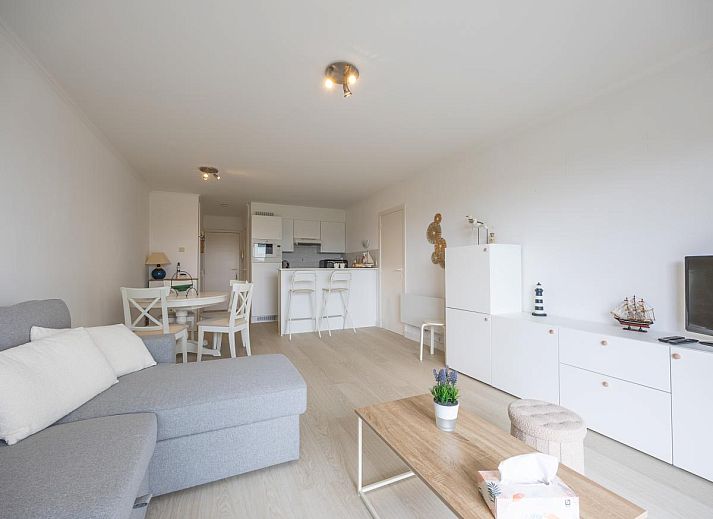 Helles Wohnzimmer im Ferienhaus Green Garden Block 7 - 0002 box 134 in Middelkerke, Westflandern mit Blick auf Terrasse und Garten.