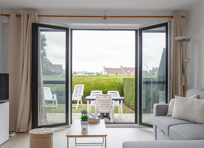 Helles Wohnzimmer im Ferienhaus Green Garden Block 7 - 0002 box 134 in Middelkerke, Westflandern mit Blick auf Terrasse und Garten.