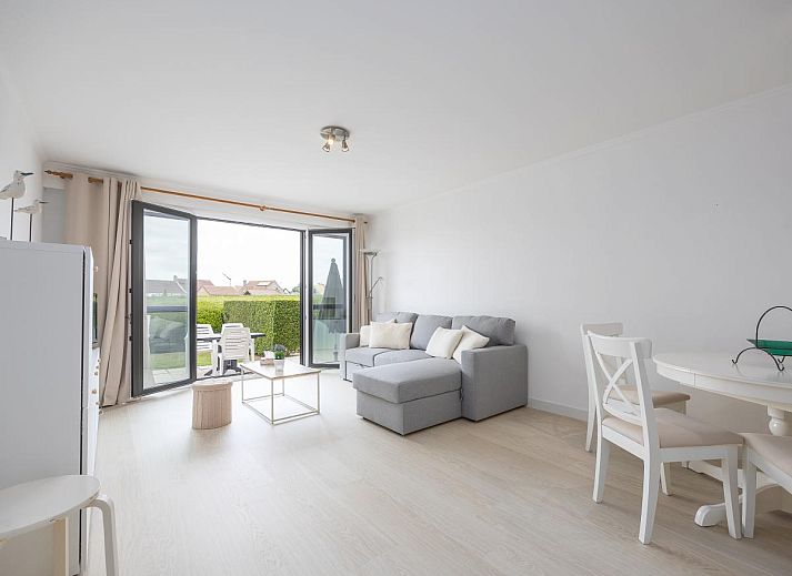 Entspannen Sie sich im Ferienhaus Green Garden block 7 - 0002 box 134 in Middelkerke, Belgien, das ueber eine einladende Terrasse und Gartenblick verfuegt.
