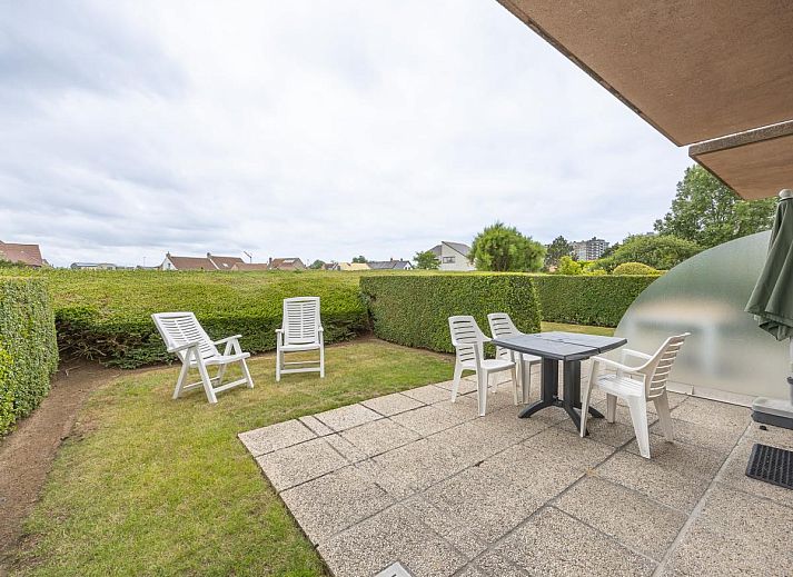 Entspannen Sie sich im Ferienhaus Green Garden block 7 - 0002 box 134 in Middelkerke, Belgien, das ueber eine einladende Terrasse und Gartenblick verfuegt.
