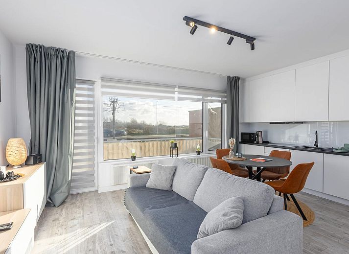 Gemuetliches Wohnzimmer im Ferienhaus Hawaii - 0003 in Middelkerke, Westflandern, mit moderner Einrichtung und Blick auf die Umgebung.