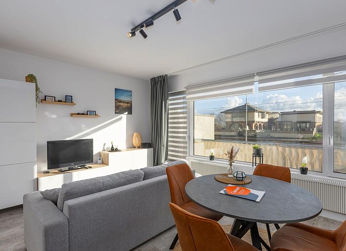 Gemuetliches Wohnzimmer im Ferienhaus Hawaii - 0003 in Middelkerke, Westflandern, mit moderner Einrichtung und Blick auf die Umgebung.
