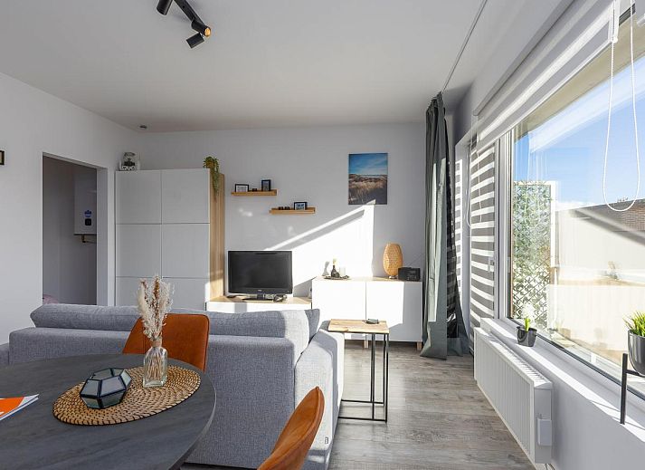 Gemuetliches Wohnzimmer im Ferienhaus Hawaii - 0003 in Middelkerke, Westflandern, mit moderner Einrichtung und Blick auf die Umgebung.