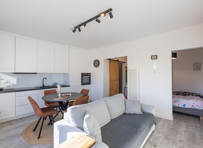 Gemuetliches Wohnzimmer im Ferienhaus Hawaii - 0003 in Middelkerke, Westflandern, mit moderner Einrichtung und Blick auf die Umgebung.