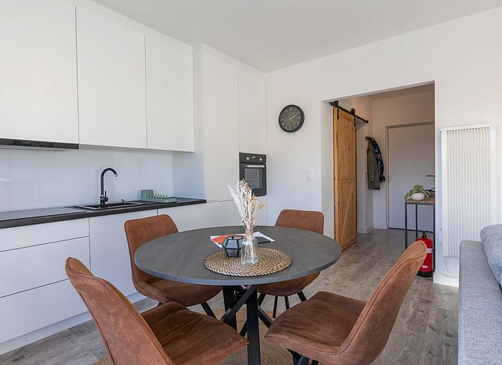 Geniessen Sie den sonnigen Balkon des Ferienhauses Hawaii - 0003 in Middelkerke, Westflandern, mit Blick auf die moderne Umgebung.