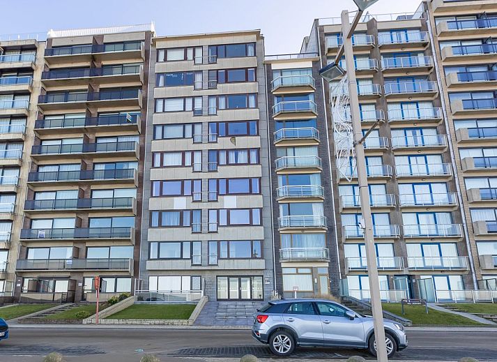 Geniessen Sie den sonnigen Balkon des Ferienhauses Hawaii - 0003 in Middelkerke, Westflandern, mit Blick auf die moderne Umgebung.