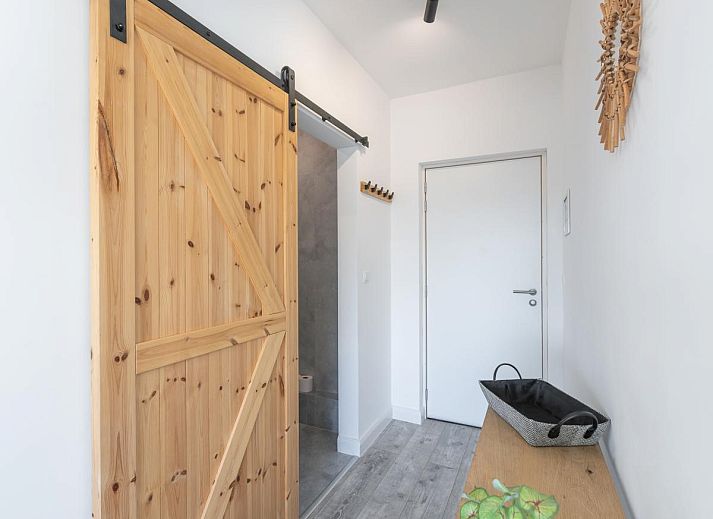 Geniessen Sie den sonnigen Balkon des Ferienhauses Hawaii - 0003 in Middelkerke, Westflandern, mit Blick auf die moderne Umgebung.