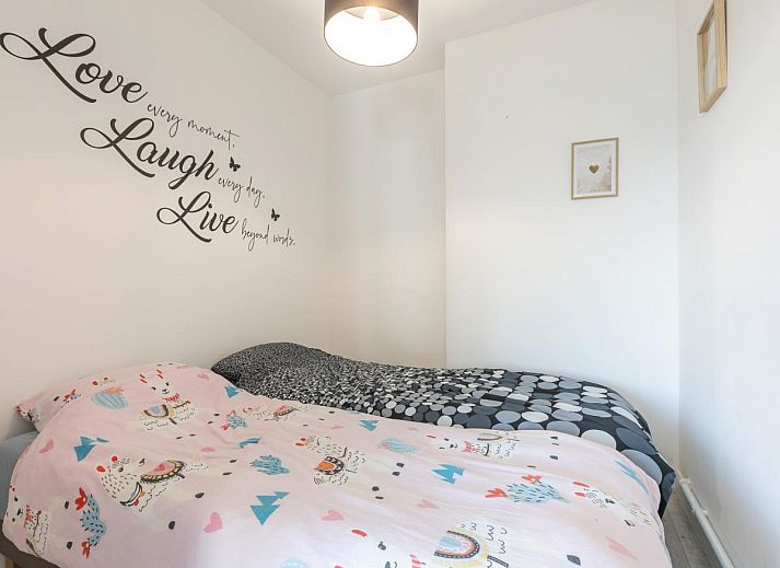 Geniessen Sie den sonnigen Balkon des Ferienhauses Hawaii - 0003 in Middelkerke, Westflandern, mit Blick auf die moderne Umgebung.