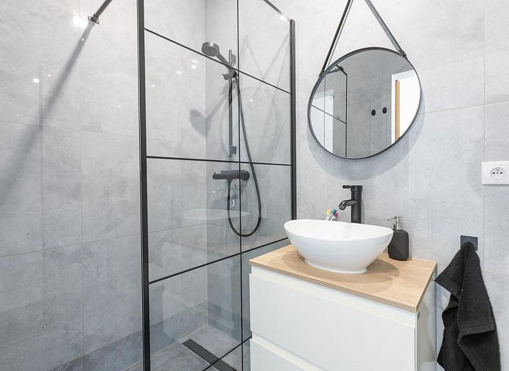 Geniessen Sie den sonnigen Balkon des Ferienhauses Hawaii - 0003 in Middelkerke, Westflandern, mit Blick auf die moderne Umgebung.