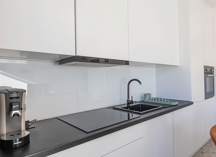 Stilvolles Wohnzimmer des Ferienhauses Hawaii - 0003 in Middelkerke, Westflandern, mit moderner Einrichtung und viel natuerlichem Licht.