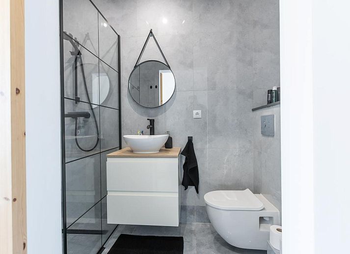 Stilvolles Wohnzimmer des Ferienhauses Hawaii - 0003 in Middelkerke, Westflandern, mit moderner Einrichtung und viel natuerlichem Licht.