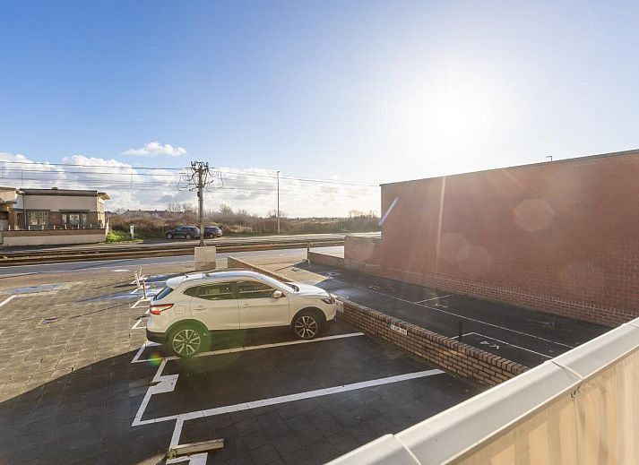 Stilvolles Wohnzimmer des Ferienhauses Hawaii - 0003 in Middelkerke, Westflandern, mit moderner Einrichtung und viel natuerlichem Licht.