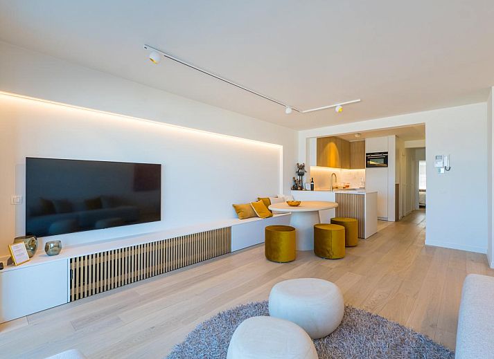 Stilvolles Wohnzimmer im Ferienhaus Jamani - 0101 in Middelkerke, Westflandern, mit Meerblick und moderner Einrichtung.