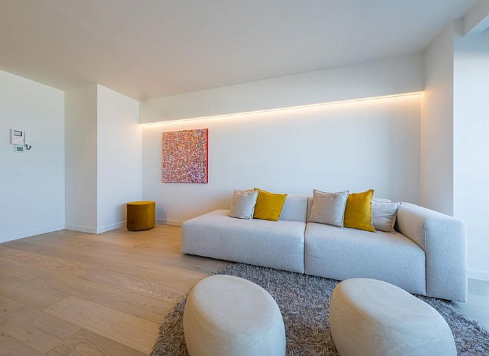 Stilvolles Wohnzimmer im Ferienhaus Jamani - 0101 in Middelkerke, Westflandern, mit Meerblick und moderner Einrichtung.