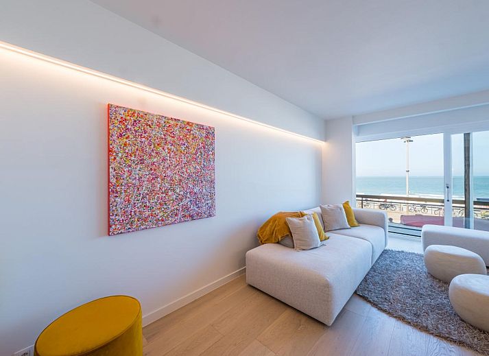 Gemuetliches Wohnzimmer des Ferienhauses Jamani - 0101 in Middelkerke, Westflandern, mit Meerblick und moderner Einrichtung.