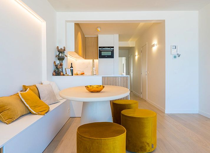 Gemuetliches Wohnzimmer des Ferienhauses Jamani - 0101 in Middelkerke, Westflandern, mit Meerblick und moderner Einrichtung.