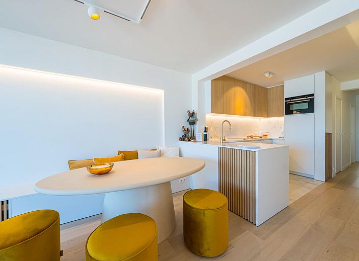 Gemuetliches Wohnzimmer des Ferienhauses Jamani - 0101 in Middelkerke, Westflandern, mit Meerblick und moderner Einrichtung.