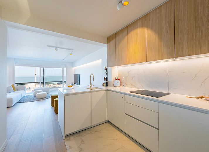 Meerblick vom Ferienhaus Jamani - 0101 in Middelkerke, Westflandern, mit Strand und blauem Himmel im Hintergrund.