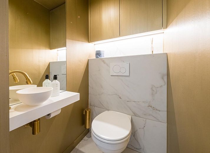 Modernes Wohnzimmer des Ferienhauses Jamani - 0101 in Middelkerke, Westflandern, mit stilvoller Einrichtung und offener Kueche.