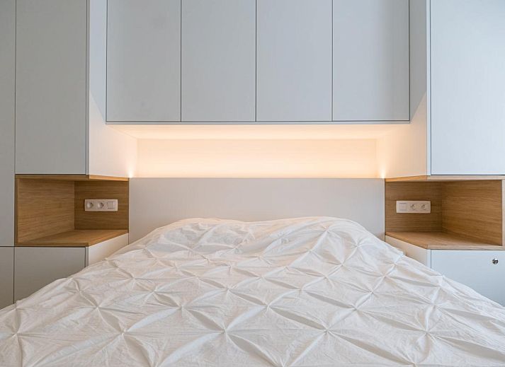 Modernes Wohnzimmer des Ferienhauses Jamani - 0101 in Middelkerke, Westflandern, mit stilvoller Einrichtung und offener Kueche.