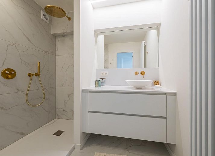 Modernes Wohnzimmer des Ferienhauses Jamani - 0101 in Middelkerke, Westflandern, mit stilvoller Einrichtung und offener Kueche.