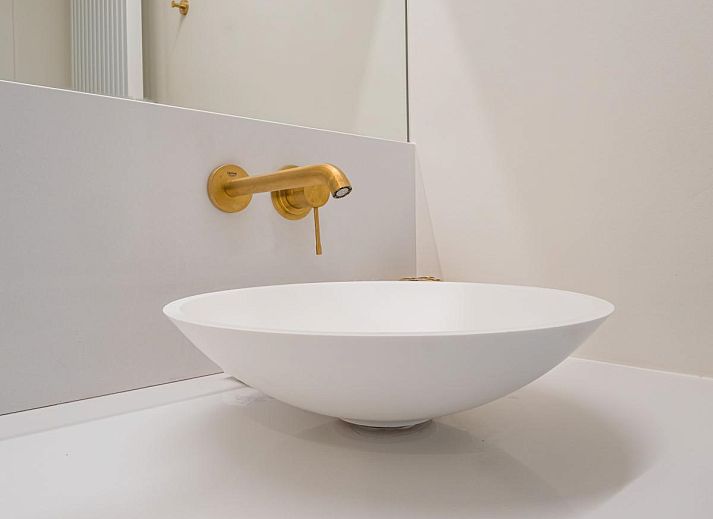 Modernes Wohnzimmer des Ferienhauses Jamani - 0101 in Middelkerke, Westflandern, mit stilvoller Einrichtung und offener Kueche.