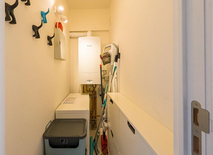 Gemuetliches Wohnzimmer im Ferienhaus Jamani - 0101, Middelkerke, mit moderner Einrichtung und komfortabler Sitzecke in Westflandern, Belgien.