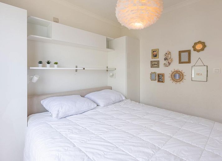 Stilvolles Wohnzimmer des Ferienhauses Kwintebank - 0904 in Middelkerke, Westflandern, mit moderner Einrichtung und viel natuerlichem Licht.