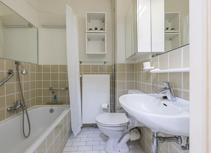 Stilvolles Wohnzimmer des Ferienhauses Kwintebank - 0904 in Middelkerke, Westflandern, mit moderner Einrichtung und viel natuerlichem Licht.