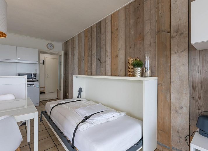 Stilvolles Wohnzimmer des Ferienhauses Kwintebank - 0904 in Middelkerke, Westflandern, mit moderner Einrichtung und viel natuerlichem Licht.