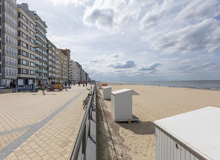 Stilvolles Wohnzimmer des Ferienhauses Kwintebank - 0904 in Middelkerke, Westflandern, mit moderner Einrichtung und viel natuerlichem Licht.