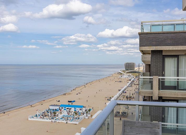 Moderne Kueche im Ferienhaus Kwintebank - 0904 in Middelkerke, Westflandern, Belgien, mit schlichten weissen Schraenken und Essbereich.